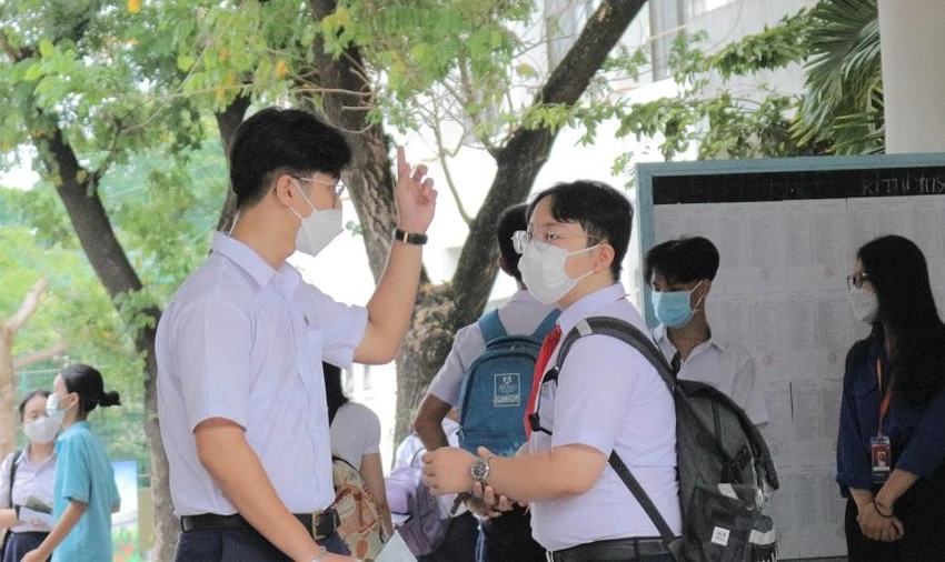 Học sinh tranh thủ thảo luận trước khi vào phòng thi. Ảnh: T.AN