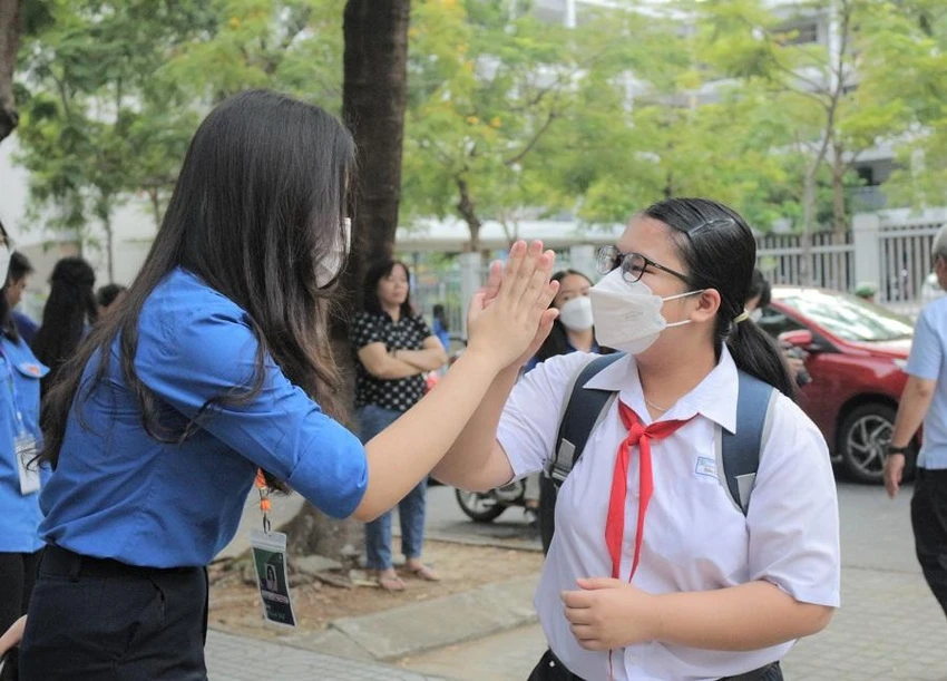Học sinh hào hứng, tự tin bước vào môn thi Ngữ văn. Ảnh: T.AN