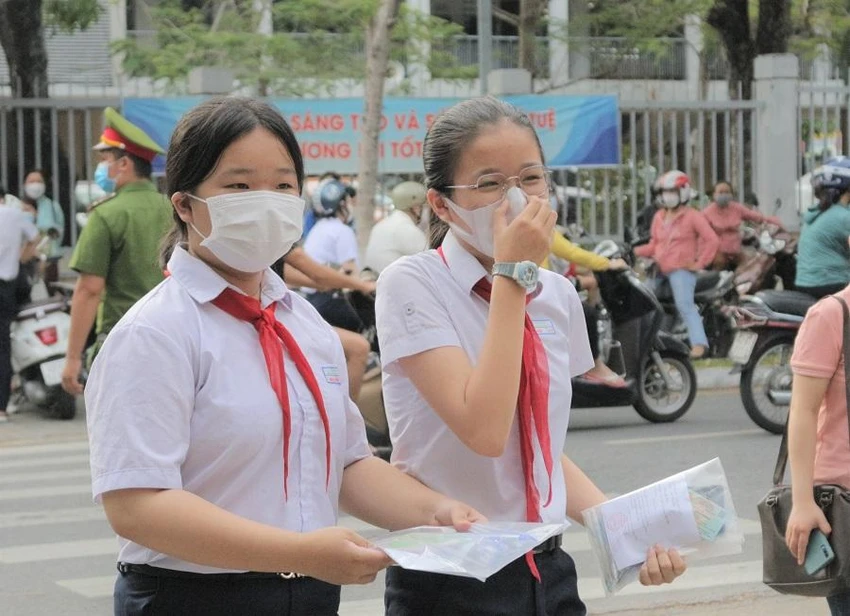 Thí sinh đến dự thi tại Trường THPT Phan Châu Trinh. Ảnh: T.AN