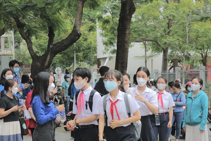 Thí sinh tự tin bước vào điểm thi. Ảnh: T.AN