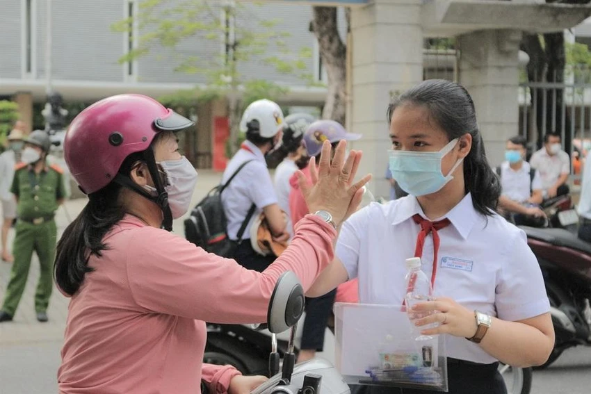 Thí sinh chào tạm biệt mẹ trước khi vào điểm thi. Ảnh: T.AN