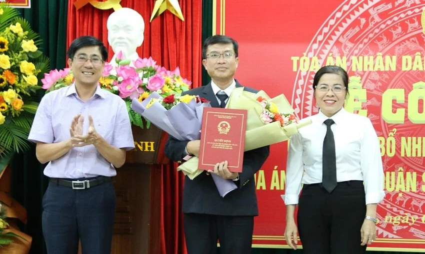 Chánh án TAND TP Đà Nẵng Nguyễn Thị Cảnh trao quyết định điều động và bổ nhiệm cho ông Đặng Văn Mạnh, tân Chánh án TAND quận Sơn Trà. Ảnh: TA Chánh án TAND TP Đà Nẵng Nguyễn Thị Cảnh trao quyết định điều động và bổ nhiệm cho ông Đặng Văn Mạnh, tân Chánh án TAND quận Sơn Trà. Ảnh: TA