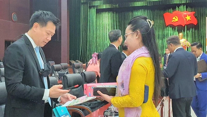 Diễn đàn là cơ hội để doanh nghiệp kiều bào tại Thái Lan nắm bắt cơ hội đầu tư, kinh doanh tại Việt Nam cũng như giúp doanh nghiệp Đà Nẵng tìm kiếm đối tác, bạn hàng phù hợp tại Thái Lan. Ảnh: TA Diễn đàn là cơ hội để doanh nghiệp kiều bào tại Thái Lan nắm bắt cơ hội đầu tư, kinh doanh tại Việt Nam cũng như giúp doanh nghiệp Đà Nẵng tìm kiếm đối tác, bạn hàng phù hợp tại Thái Lan. Ảnh: TA