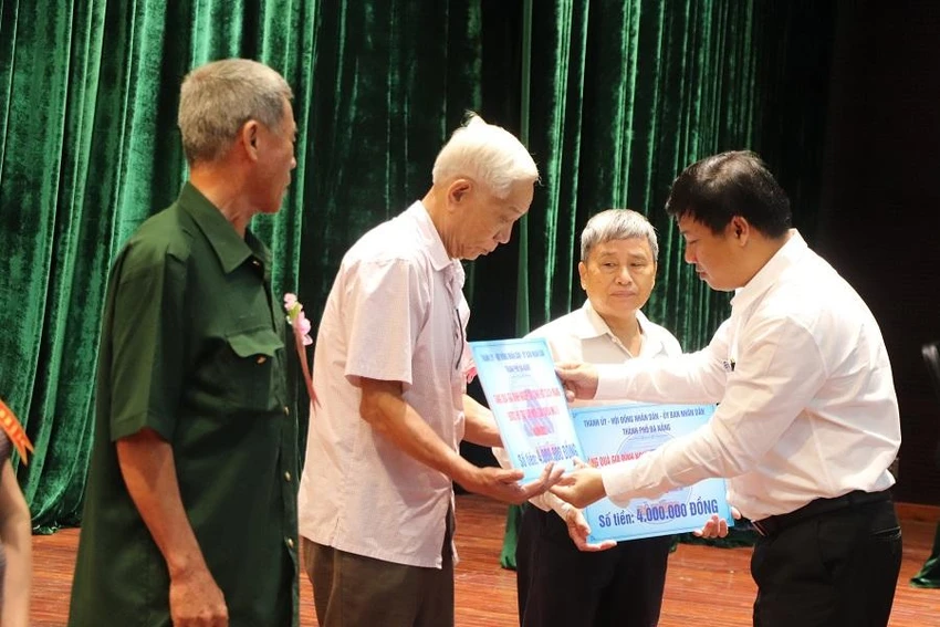 Ông Lương Nguyễn Minh Triết, Phó Bí thư Thường trực Thành ủy, Chủ tịch HĐND TP Đà Nẵng trao tiền hỗ trợ cho gia đình chính sách. Ảnh: XD Ông Lương Nguyễn Minh Triết, Phó Bí thư Thường trực Thành ủy, Chủ tịch HĐND TP Đà Nẵng trao tiền hỗ trợ cho gia đình chính sách. Ảnh: XD