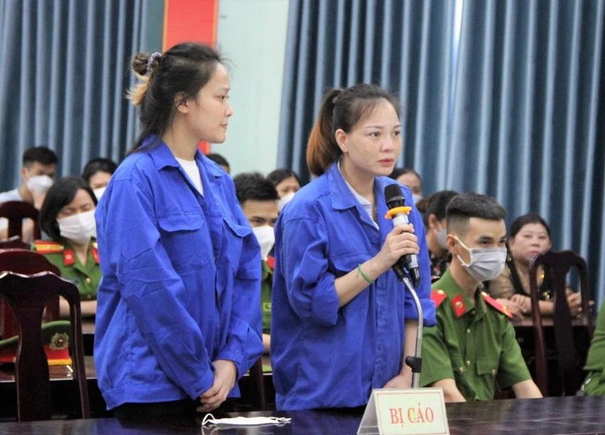 Hai bị cáo tại phiên xử lưu động. Ảnh: TA Hai bị cáo tại phiên xử lưu động. Ảnh: TA