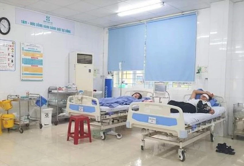 Các du khách bị ngộ độc được cấp cứu tại Bệnh viện 199 (Bộ Công an) ngày 2-8. Ảnh: BV Các du khách bị ngộ độc được cấp cứu tại Bệnh viện 199 (Bộ Công an) ngày 2-8. Ảnh: BV