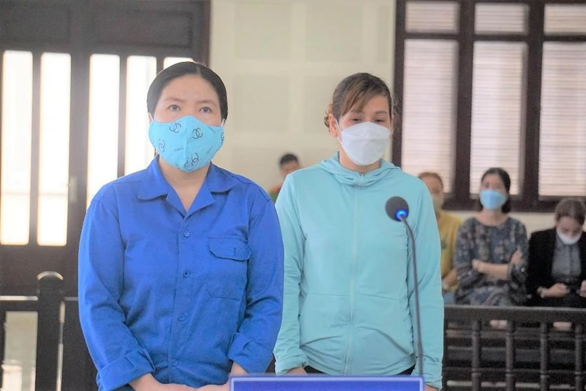 Hai bị cáo Đào Thị Như Lệ (áo xanh đậm) và Dương Thị Ngọc Anh tại tòa. Ảnh: TA Hai bị cáo Đào Thị Như Lệ (áo xanh đậm) và Dương Thị Ngọc Anh tại tòa. Ảnh: TA
