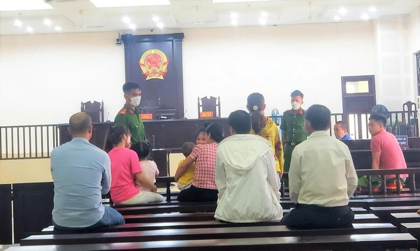 Được sự cho phép, hai bị cáo tranh thủ gặp các con trong lúc tòa nghị án. Ảnh: TA Được sự cho phép, hai bị cáo tranh thủ gặp các con trong lúc tòa nghị án. Ảnh: TA