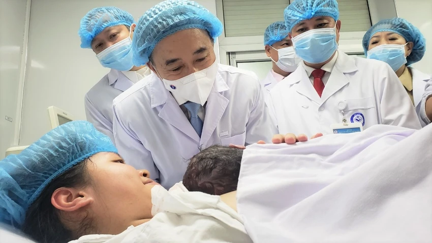 Thứ trưởng Bộ Y tế Trần Văn Thuấn hỏi thăm và gửi lời chúc mừng mẹ tròn con vuông đến các sản phụ. Ảnh: T. AN