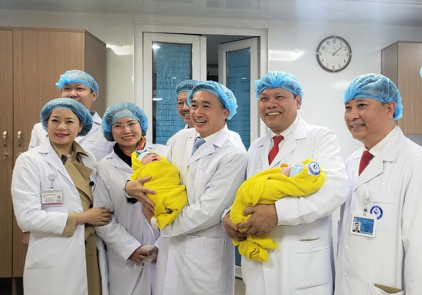 Thứ trưởng Bộ Y tế Trần Văn Thuấn và PGS.TS Trần Danh Cường (Giám đốc BV Phụ sản Trung ương) cùng các y, bác sĩ trong niềm vui đón những em nhỏ đầu tiên chào đời trong năm mới. Ảnh: T.AN
