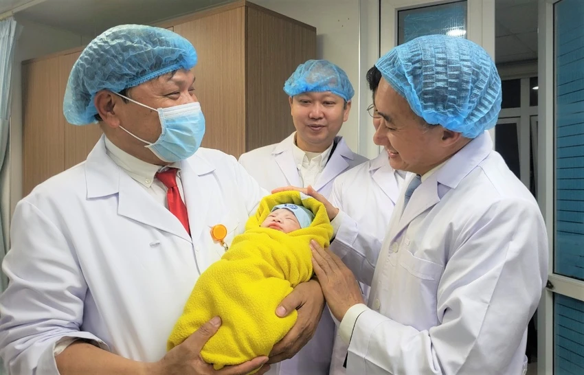 PGS.TS Trần Danh Cường (Giám đốc BV Phụ sản Trung ương, người bên trái) chia sẻ niềm vui với Thứ trưởng Bộ Y tế Trần Văn Thuấn sau khi đón các em bé chào đời trong thời khắc giao thừa. Ảnh: T.AN