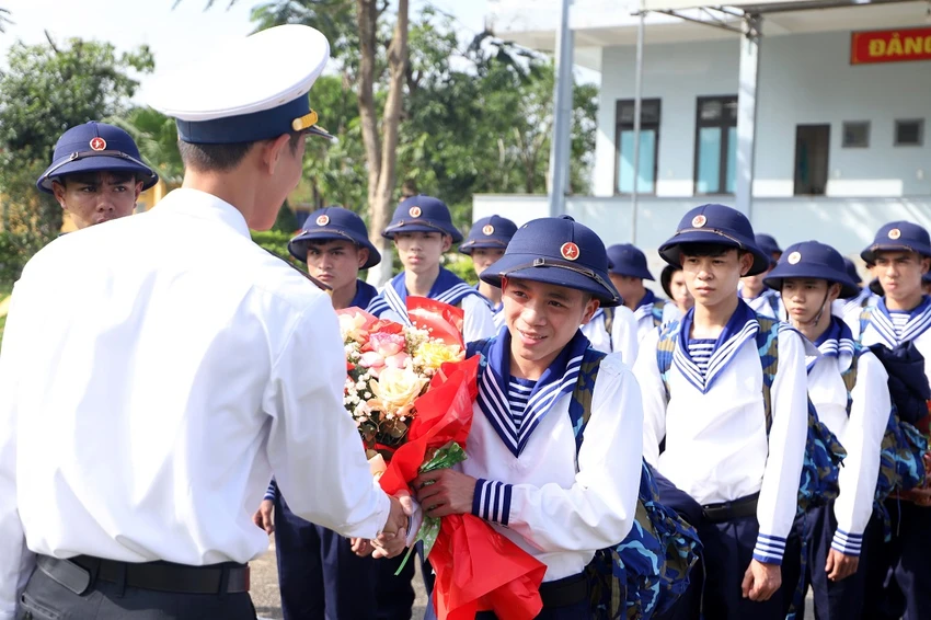 Cán bộ Tiểu đoàn 355 tặng hoa đón các chiến sĩ mới về đơn vị. Ảnh: H.DIỆU Cán bộ Tiểu đoàn 355 tặng hoa đón các chiến sĩ mới về đơn vị. Ảnh: H.DIỆU