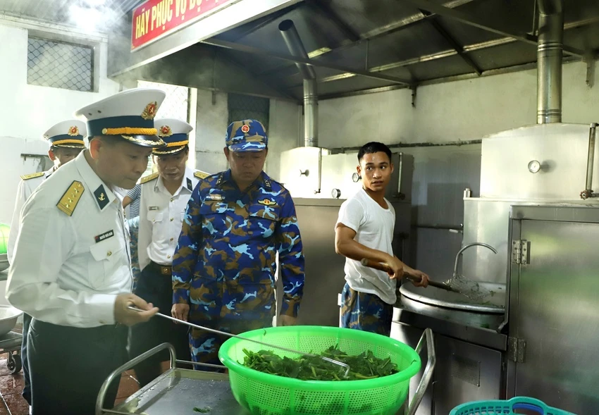 Đoàn công tác của Bộ Tư lệnh Vùng 3 kiểm tra công tác chế biến thực phẩm tại bếp ăn của Tiểu đoàn 355. Ảnh: H.DIỆU Đoàn công tác của Bộ Tư lệnh Vùng 3 kiểm tra công tác chế biến thực phẩm tại bếp ăn của Tiểu đoàn 355. Ảnh: H.DIỆU