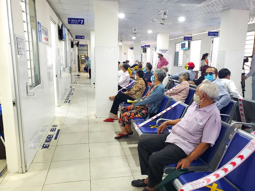 Người dân Đà Nẵng chờ khám, chữa bệnh tại Bệnh viện C Đà Nẵng. Ảnh: T.AN