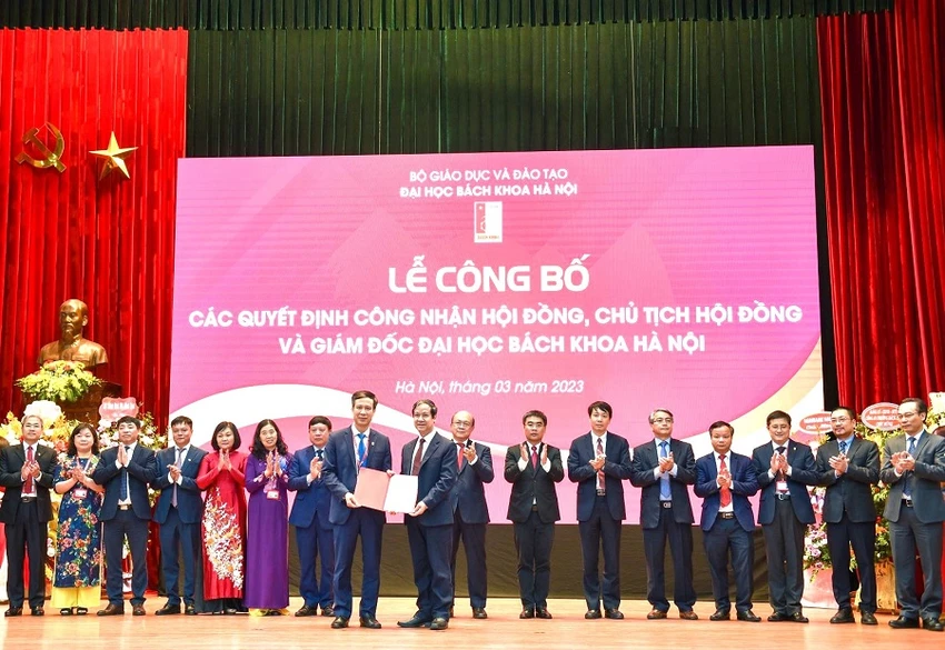 Bộ trưởng Nguyễn Kim Sơn trao quyết định công nhận Hội đồng Đại học Đại học Bách khoa Hà Nội nhiệm kỳ 2020-2025.