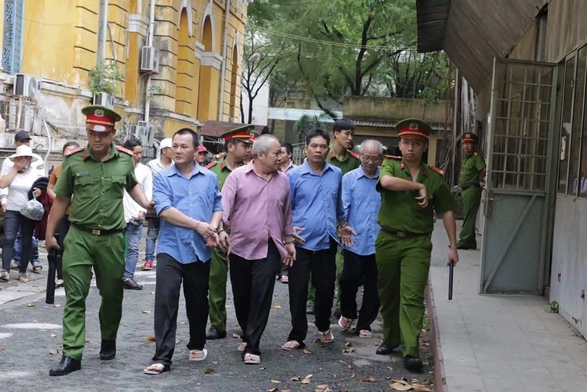 Mất hàng chục tỉ đồng vì đá thiên thạch ảnh 1