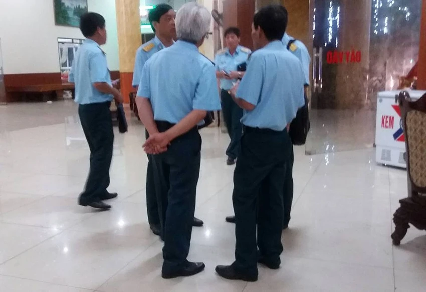 Đông đảo người dân thức đón phi công Trần Quang Khải ảnh 8 Đông đảo người dân thức đón phi công Trần Quang Khải ảnh 8