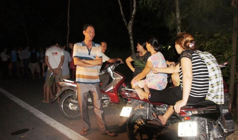 Đông đảo người dân thức đón phi công Trần Quang Khải ảnh 2 Đông đảo người dân thức đón phi công Trần Quang Khải ảnh 2