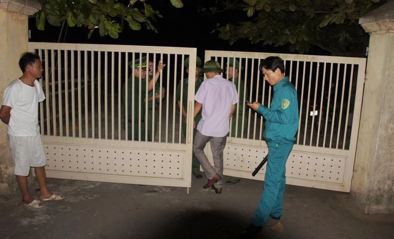 Đông đảo người dân thức đón phi công Trần Quang Khải ảnh 4 Đông đảo người dân thức đón phi công Trần Quang Khải ảnh 4