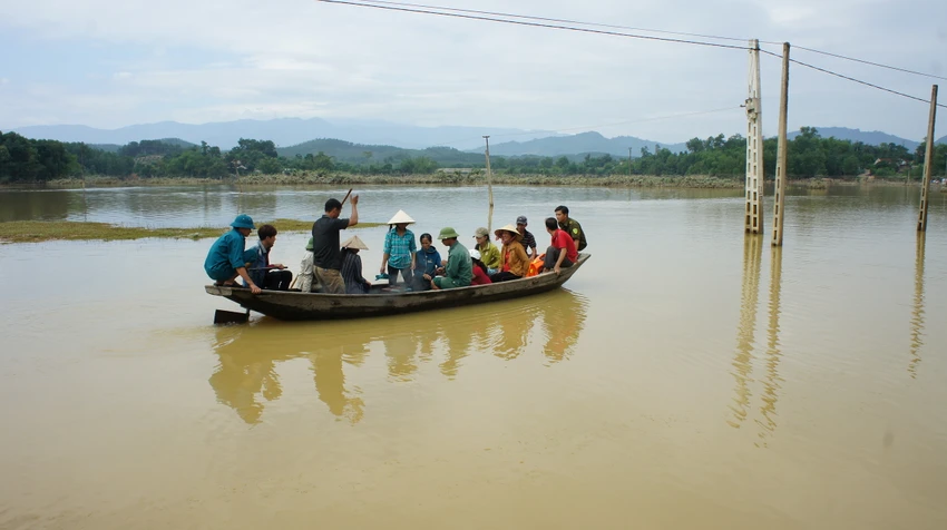 Ngày 19-10, lũ vẫn chia cắt xã Phương Mỹ, xã Phương Điền (huyện Hương Khê, Hà Tĩnh). Ảnh: Đ.Lam