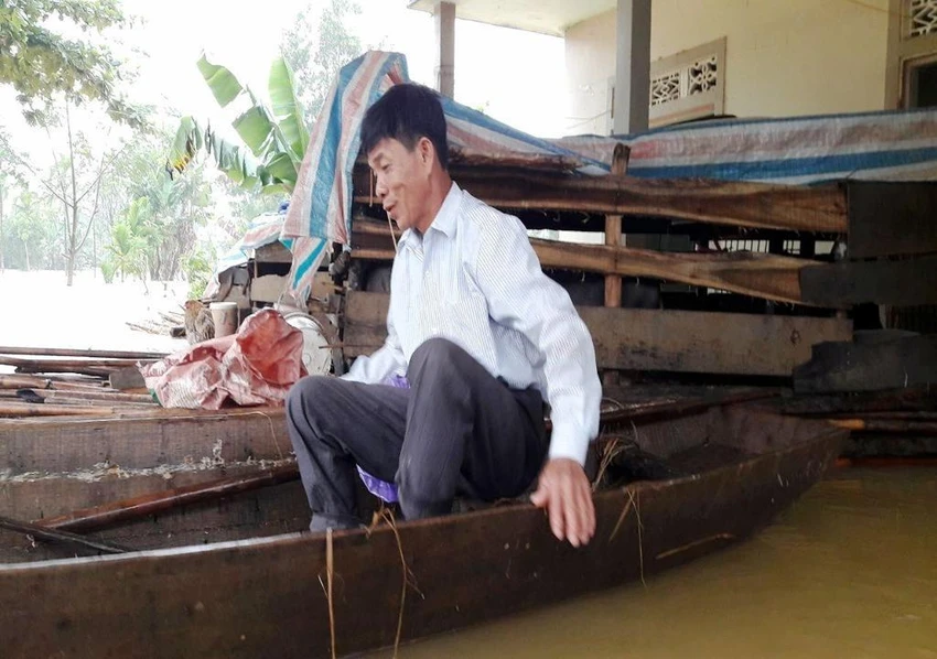 Chùm ảnh: Người dân Hà Tĩnh khó nhọc chạy lũ ảnh 3 đi lại bằng thuyền