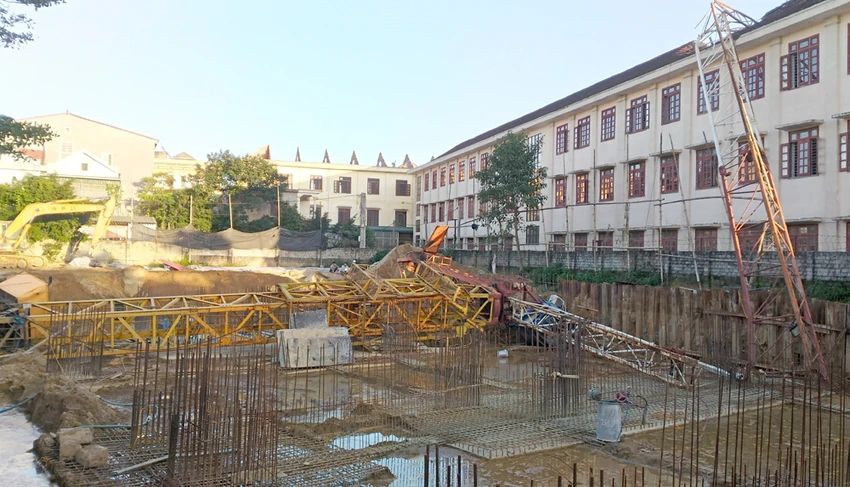 Cả trường nghỉ học sau vụ sập cần cẩu làm học sinh chết ảnh 1 Cả trường nghỉ học sau vụ sập cần cẩu làm học sinh chết ảnh 1