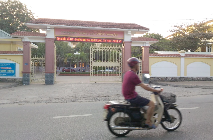 Cả trường nghỉ học sau vụ sập cần cẩu làm học sinh chết ảnh 2 Cả trường nghỉ học sau vụ sập cần cẩu làm học sinh chết ảnh 2