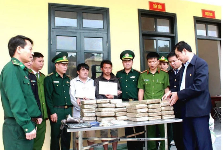 Khên Xon và Nênh Vàng cùng tang vật bị bắt giữ. Ảnh: T.MẠNH