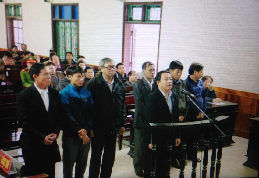 Đang xét xử nguyên chủ tịch huyện Kỳ Anh cố ý làm trái ảnh 1 Bị cáo Nguyễn Văn Bổng (đứng hàng đầu) cùng các bị cáo trước vành móng ngựa.