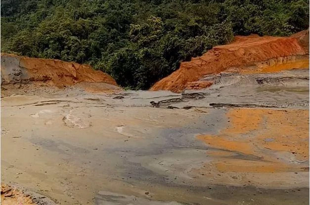 Bộ Công Thương kiểm tra vụ vỡ đập chứa bùn thải quặng ảnh 1 Thân đập trên núi bị vỡ.
