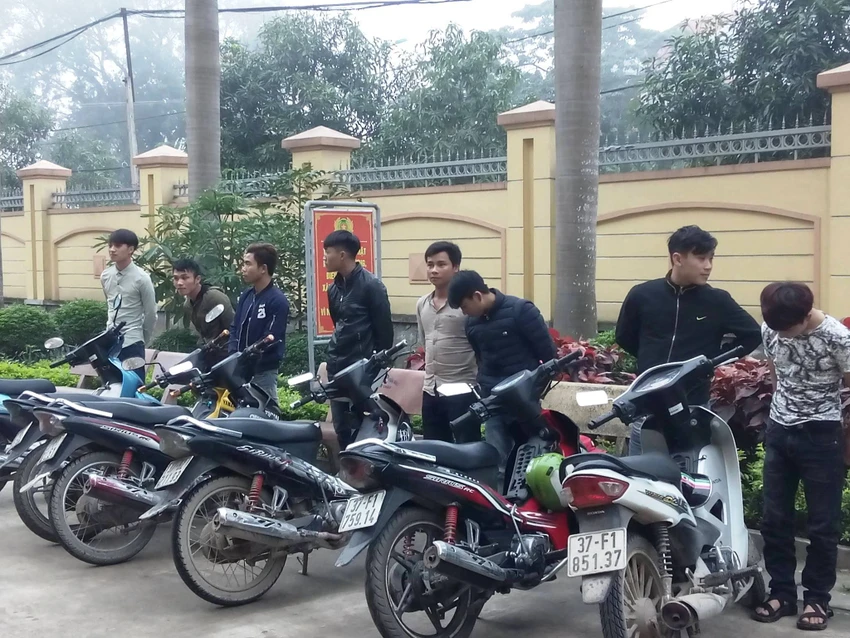 Chạy xe máy bằng chân đi ăn cưới bị phạt 14 triệu đồng ảnh 1