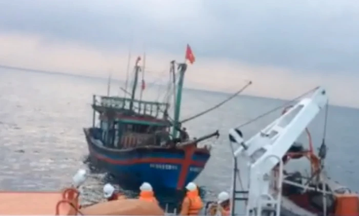 Tàu SAR 411 cứu 9 ngư dân gặp nạn trên biển ở Nghệ An ảnh 1 Tàu SAR 411 cứu 9 ngư dân gặp nạn trên biển ở Nghệ An ảnh 1