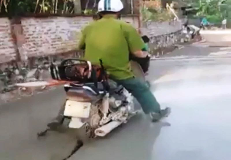 Clip người mặc áo công an chạy xe vào đường bê tông ướt ảnh 3