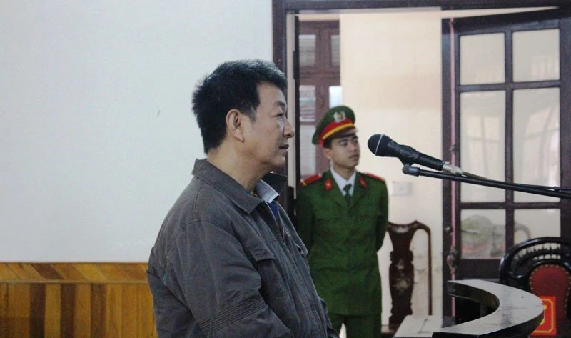 Tài xế hất văng CSGT lãnh tổng cộng 10 năm tù ảnh 2 Tài xế hất văng CSGT lãnh tổng cộng 10 năm tù