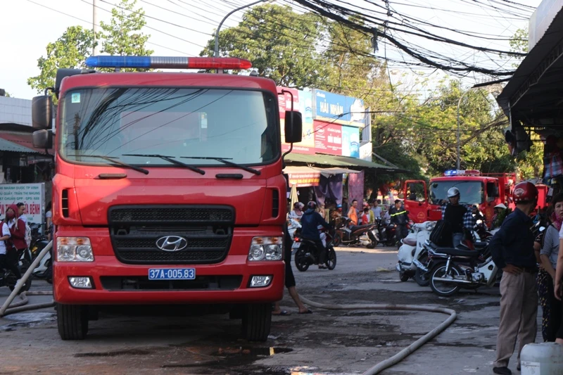 Cháy chợ lửa thiêu rụi xe hơi và nhiều ki-ốt ảnh 1 Cháy chợ lửa thiêu rụi xe hơi và nhiều ki-ốt ảnh 1