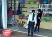 Xử nghiêm vụ dốc đầu bé mầm non vào máy vặt lông gà 