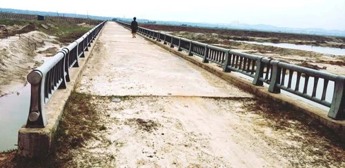 Cầu 12 nhịp lộ 'cốt xốp': Sở Xây dựng Hà Tĩnh gọi là sự cố ảnh 1 Cầu 12 nhịp lộ 'cốt xốp': Sở Xây dựng Hà Tĩnh gọi là sự cố ảnh 1