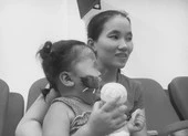 Bé trai bị chó cắn thương tích nặng khi đang ăn xúc xích