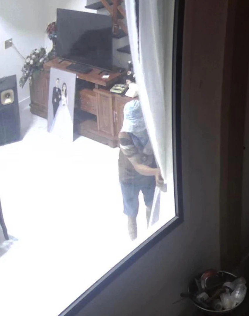 Tên trộm lục tìm vàng, phong bì mừng cưới. Ảnh cắt từ video camera gia đình. Tên trộm lục tìm vàng, phong bì mừng cưới. Ảnh cắt từ video camera gia đình.