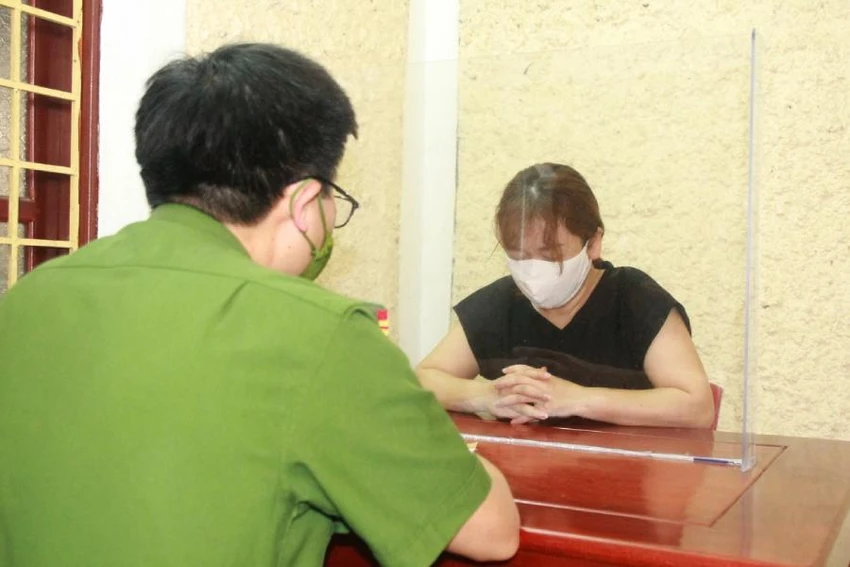 Nguyễn Thị Vân Anh tại cơ quan công an. Ảnh: CA Nguyễn Thị Vân Anh tại cơ quan công an. Ảnh: CA