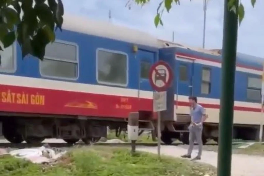 Biển báo tại điểm giao nhau đường dân sinh và đường sắt Bắc-Nam. Biển báo tại điểm giao nhau đường dân sinh và đường sắt Bắc-Nam.