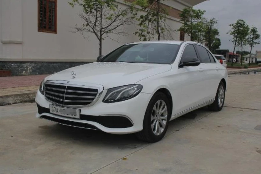 Công an tạm giữ chiếc xe Mercedes của Hằng điều khiển. Ảnh: CA. Công an tạm giữ chiếc xe Mercedes của Hằng điều khiển. Ảnh: CA.
