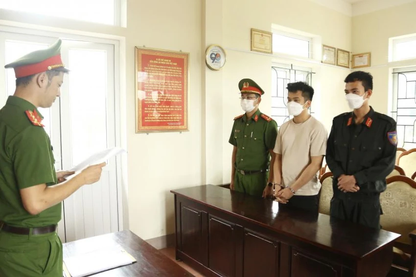 Cơ quan CSĐT Công an tỉnh Hà Tĩnh tống đạt quyết định khởi tố bị can đối với Hoàng. Ảnh: CA. Cơ quan CSĐT Công an tỉnh Hà Tĩnh tống đạt quyết định khởi tố bị can đối với Hoàng. Ảnh: CA.