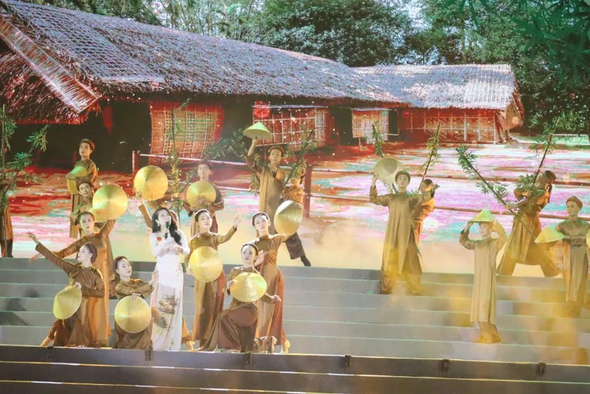 Một tiết mục văn nghệ với hình ảnh mái nhà tranh quê Bác Hồ đơn sơ mộc mạc, giản dị bên làng Sen. Một tiết mục văn nghệ với hình ảnh mái nhà tranh quê Bác Hồ đơn sơ mộc mạc, giản dị bên làng Sen.