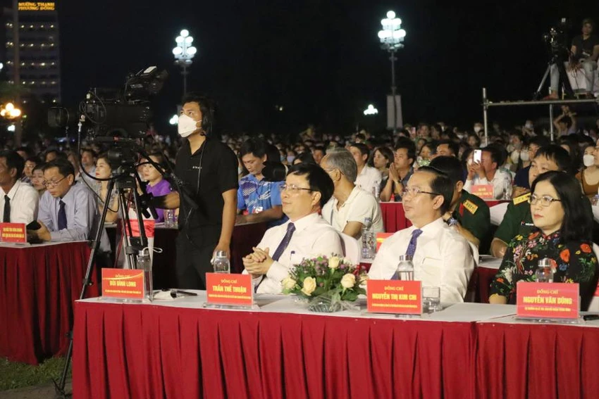 Ông Trần Thế Thuận- Giám đốc Sở Văn hoá và Thể thao TP. HCM cùng các đại biểu tham dự Bế mạc lễ hội Làng Sen 2022 và nghệ thuật trình diễn Áo dài Sen. Ông Trần Thế Thuận- Giám đốc Sở Văn hoá và Thể thao TP. HCM cùng các đại biểu tham dự Bế mạc lễ hội Làng Sen 2022 và nghệ thuật trình diễn Áo dài Sen.