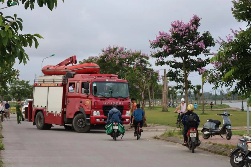 Cảnh sát đưa phương tiện đến tìm kiếm ông M. trên hồ điều hòa TP Vinh. Ảnh: ĐẮC LAM.