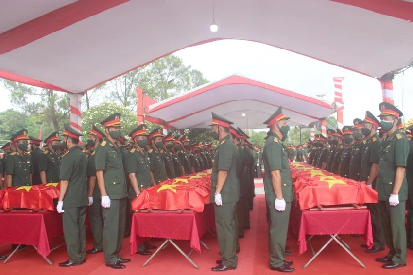 103 hài cốt liệt sĩ quân tình nguyện và chuyên gia Việt Nam hy sinh tại Lào đã được Đội quy tập liệt sĩ Bộ Chỉ huy Quân sự tỉnh Nghệ An tìm kiếm, cất bốc đưa về đất mẹ. 103 hài cốt liệt sĩ quân tình nguyện và chuyên gia Việt Nam hy sinh tại Lào đã được Đội quy tập liệt sĩ Bộ Chỉ huy Quân sự tỉnh Nghệ An tìm kiếm, cất bốc đưa về đất mẹ.