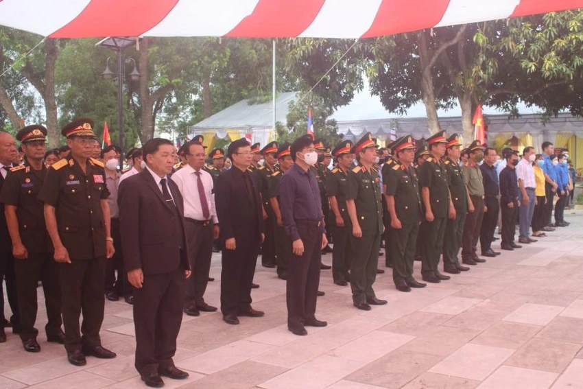 Thượng tướng Đỗ Căn - Phó Chủ nhiệm Tổng cục Chính trị QĐND Việt Nam, đại tá Hoàng Tuấn Hiền - Phó Cục trưởng Cục Chính sách, thiếu tướng Lê Tất Thắng - Phó Tư lệnh Quân khu 4, ông Nguyễn Văn Thông - Phó Bí thư Thường trực Tỉnh ủy Nghệ An cùng đại diện lãnh đạo các tỉnh Xiêng Khoảng, Viêng Chăn, Xay Xổm Bun (Lào) và các đại biểu tham dự lễ. Thượng tướng Đỗ Căn - Phó Chủ nhiệm Tổng cục Chính trị QĐND Việt Nam, đại tá Hoàng Tuấn Hiền - Phó Cục trưởng Cục Chính sách, thiếu tướng Lê Tất Thắng - Phó Tư lệnh Quân khu 4, ông Nguyễn Văn Thông - Phó Bí thư Thường trực Tỉnh ủy Nghệ An cùng đại diện lãnh đạo các tỉnh Xiêng Khoảng, Viêng Chăn, Xay Xổm Bun (Lào) và các đại biểu tham dự lễ.