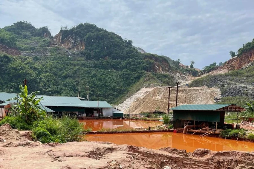 Một mỏ khai thác quặng ở xã Châu Hồng.