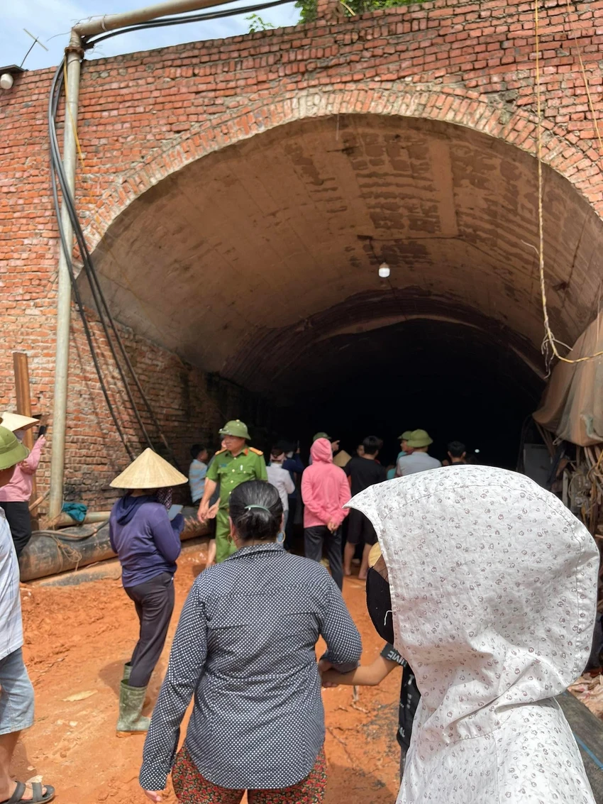 Rất đông người dân vào hầm khai thác quặng để truy tìm nguyên nhân làm sụt đất.